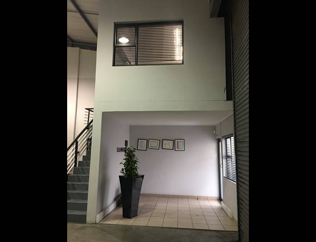 216M² WAREHOUSE RENTED IN BRIARDENE